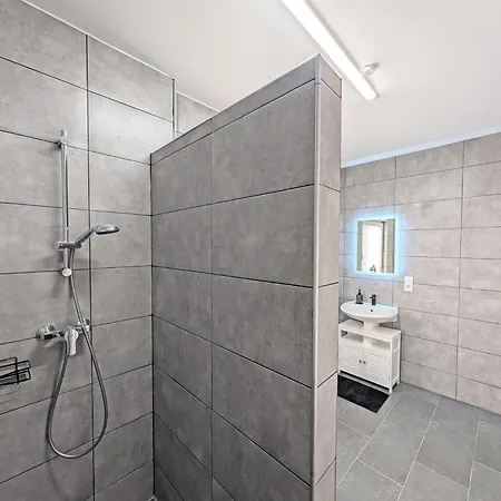 Bestime - Modernes 5br Haus Mit 2 Parkplaetzen Apartment *